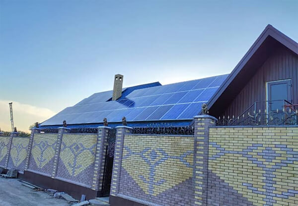 Солнечная станция на крыше дома