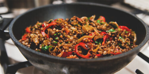 Соедините овощи с грибами и гречку, положите мелко нарезанную зелень, выправьте блюдо на соль