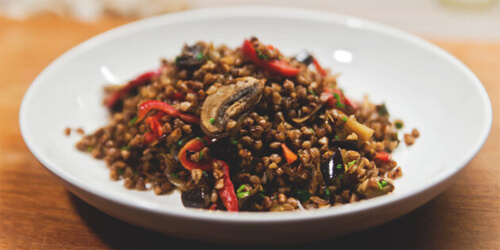 Рассыпчатая гречка с грибами и овощами: Подавайте рассыпчатую гречку с грибами и овощами горячей