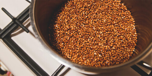 Рассыпчатая гречка с грибами и овощами: Высыпьте в масло гречку, хорошо перемешайте