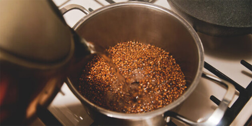 Рассыпчатая гречка с грибами и овощами: Влейте в гречку столько кипятка, чтобы вода с небольшим запасом покрыла крупу