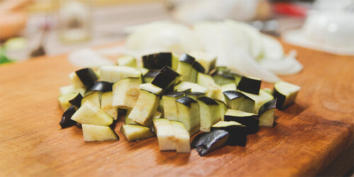 Не очень крупно нарубите баклажан
