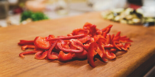 У перца удалите плодоножку и семена и нашинкуйте мякоть полосками