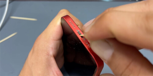 Если телефон не включается и не заряжается, стоит почистить разъём питания